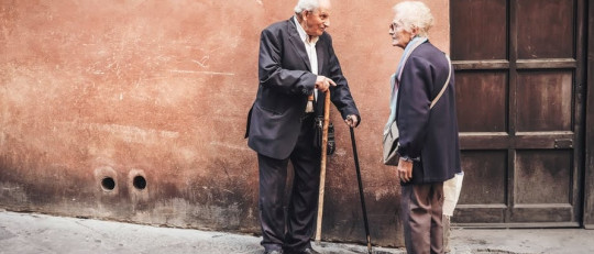 Ecopraxia (imitaciones incontrolables): causas y trastornos asociados