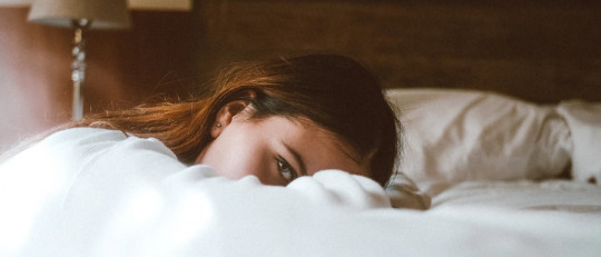 ¿Se puede dormir con los ojos abiertos?