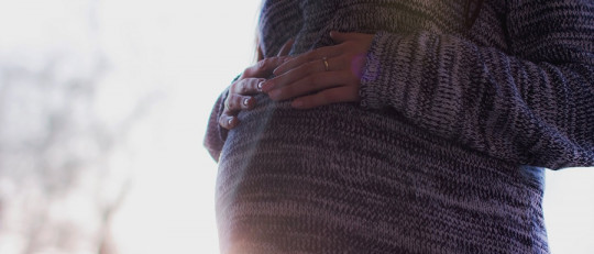 ¿Se puede consumir cafeína durante el embarazo?