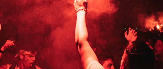 ¿Qué es el efecto de amplificación de la emoción de la multitud?