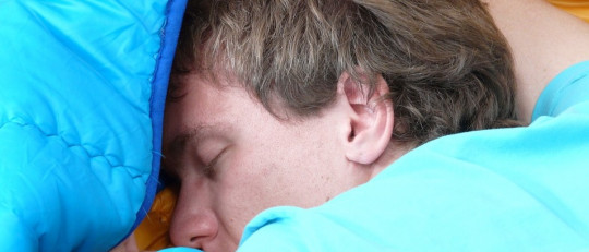 Somniloquia: síntomas y causas de esta parasomnia