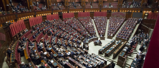 Cuál es la influencia de la política en la salud mental