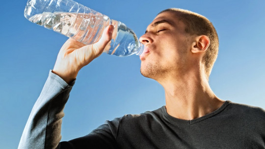 ¿Cuánta agua hay que beber al día?