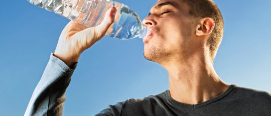 ¿Cuánta agua hay que beber al día?