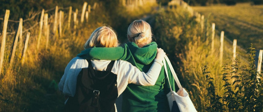 ¿Cuál es la relación entre la baja autoestima y la dependencia emocional?