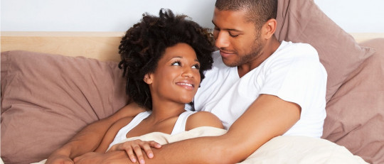 Los 6 beneficios de los abrazos y los mimos en la cama