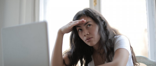 'Me siento desbordado en el trabajo': posibles causas y qué hacer